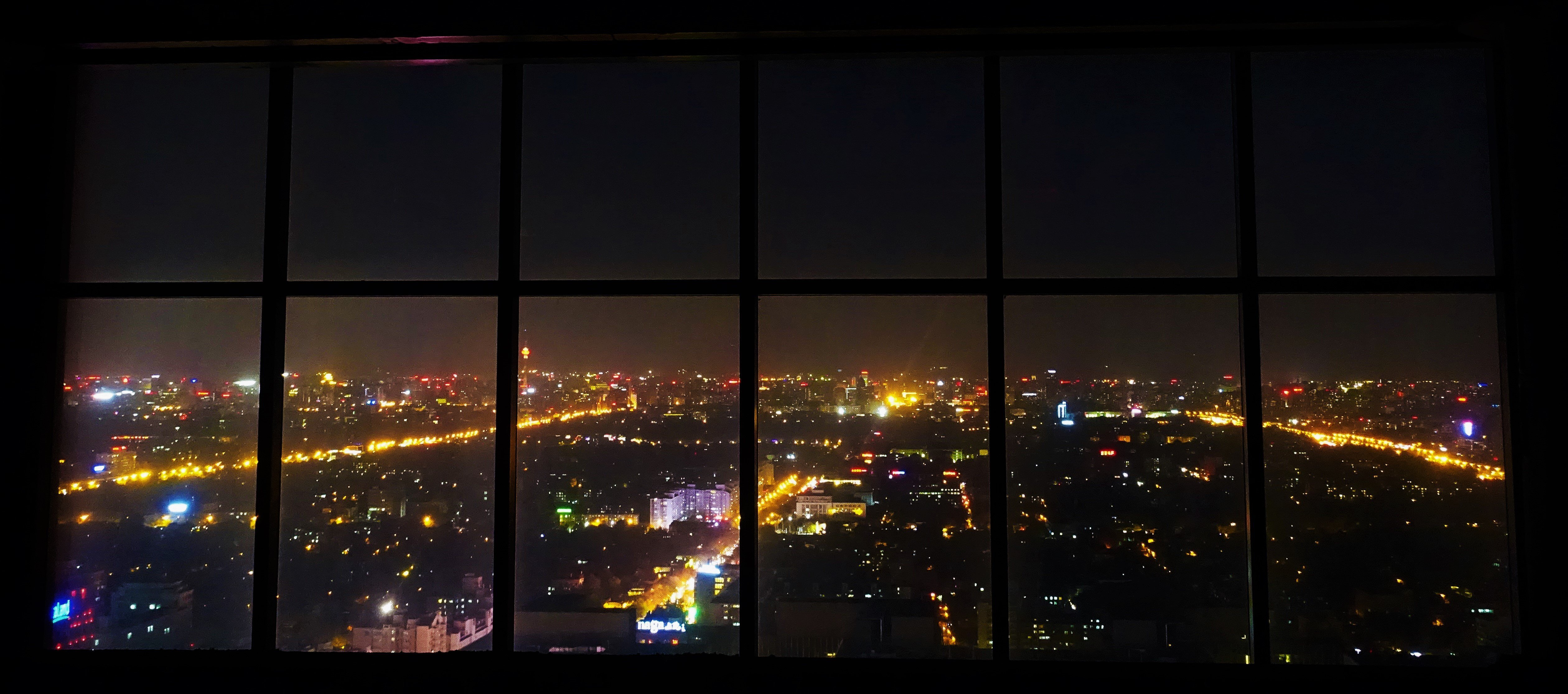 Vid na. Вид ночного города из окна. Панорамное окно ночью. Вид из окна на город. Панорамный вид на ночной город.