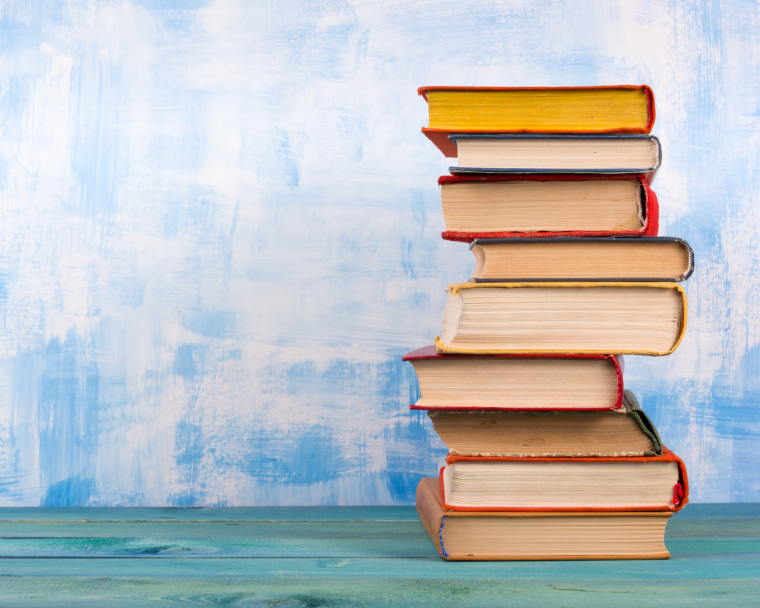 Стопка книг на голубом фоне
