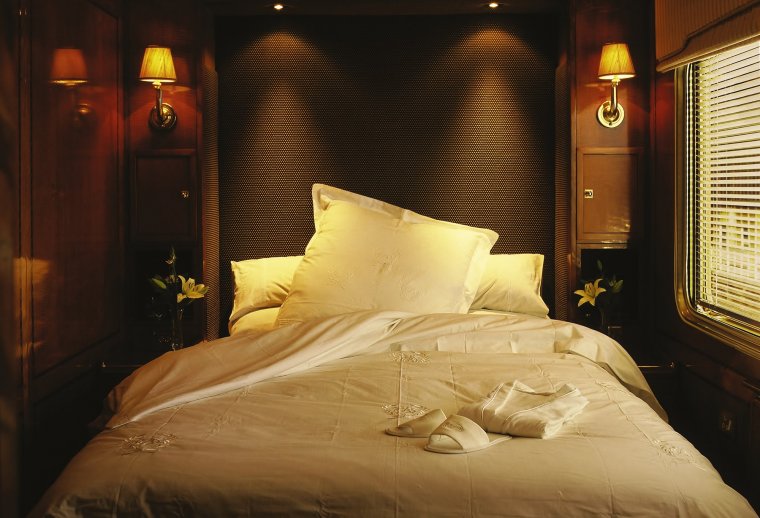 Спальня с кроватью ночью