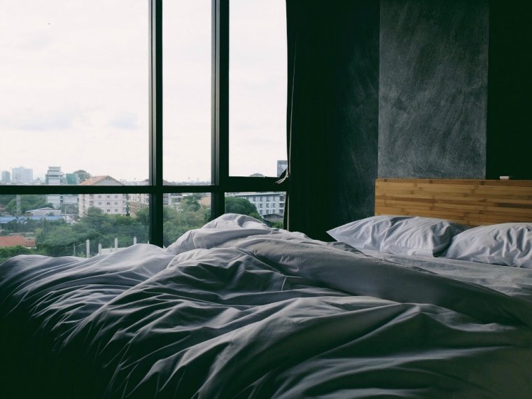 Кровать вблизи