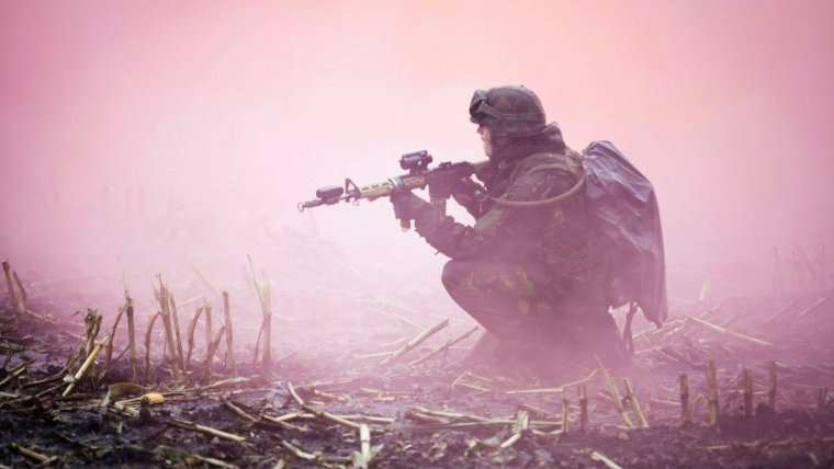 Современный солдат с мечом