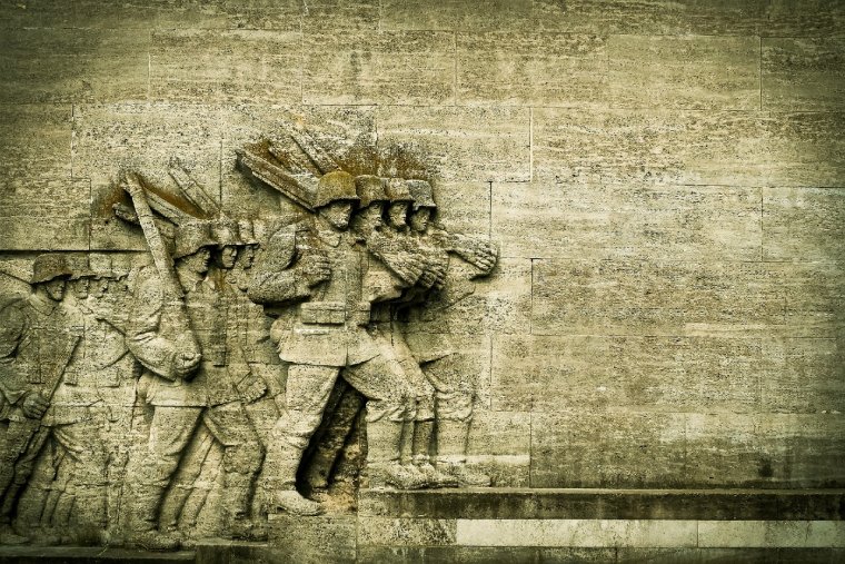 Фон на военную тему