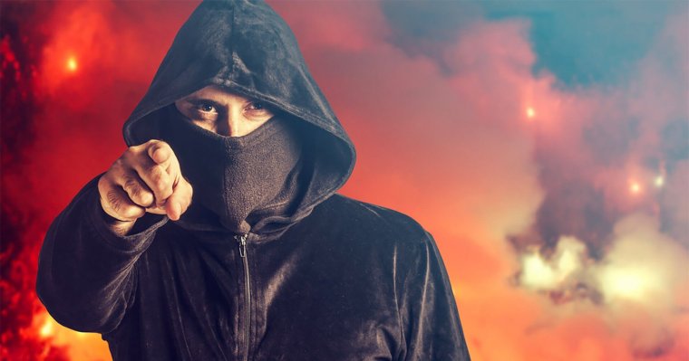 Человек в маске и капюшоне