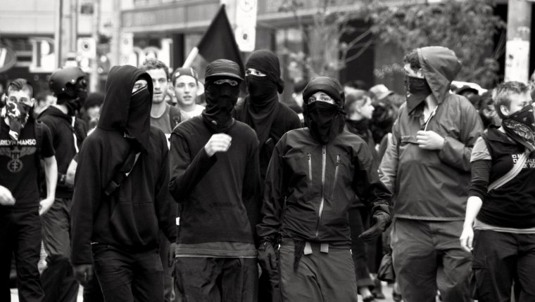 Анархист в капюшоне