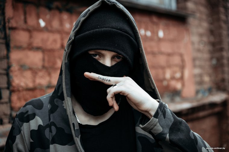 Парень в маске