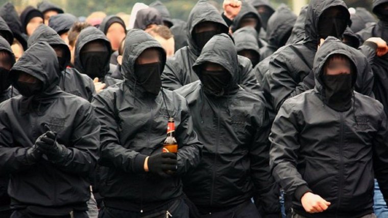 Толпа в масках