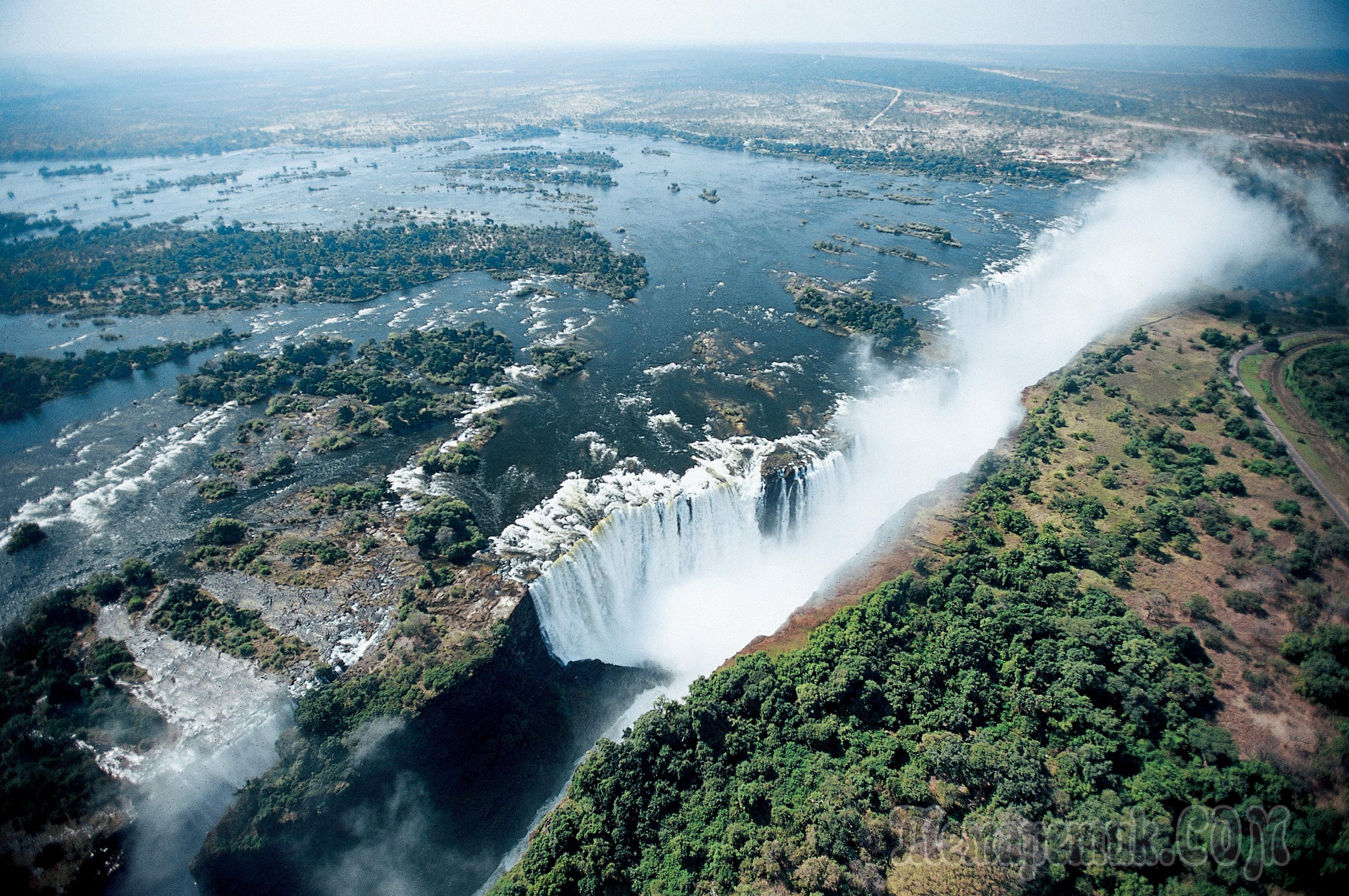Озеро ливингстона африка. Замбия река Замбези. Река Замбези Африка.