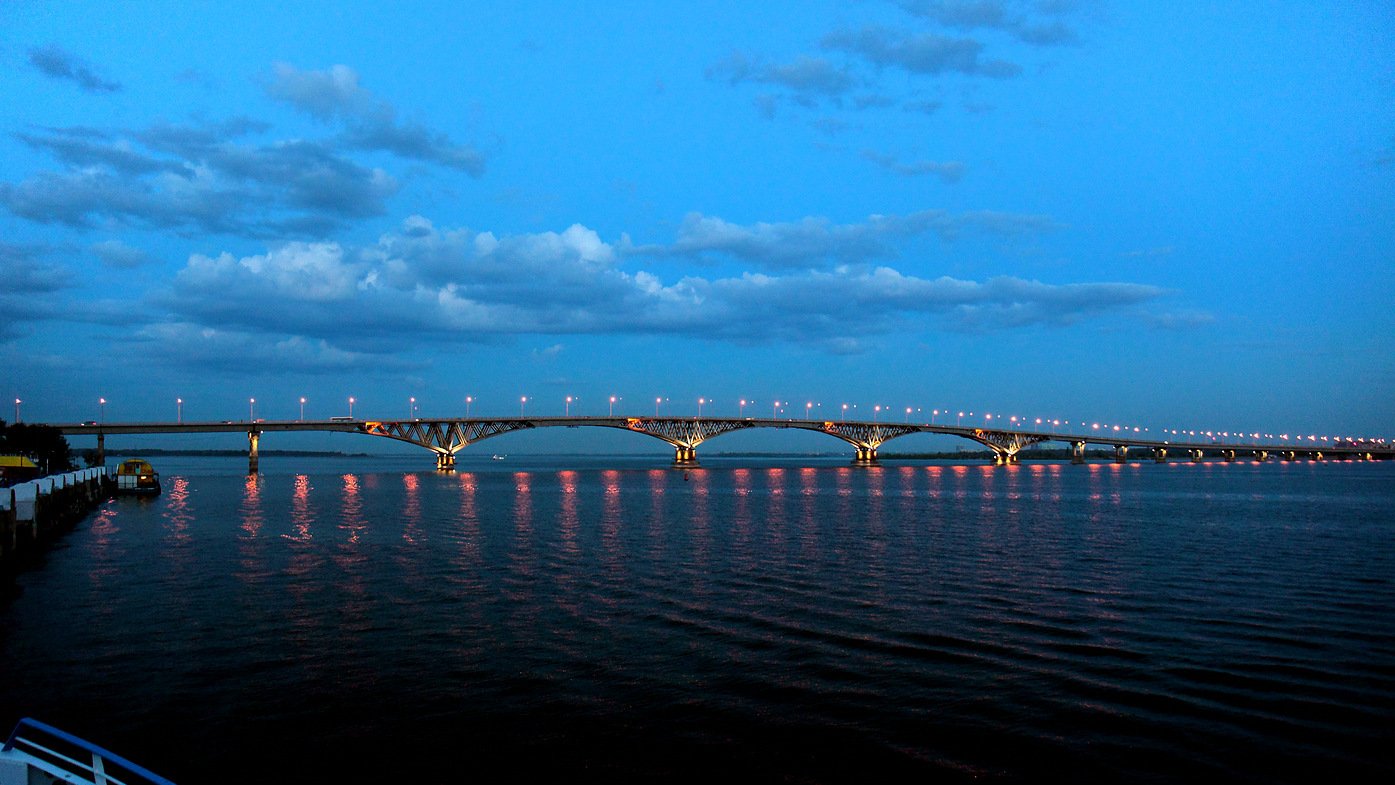 Летом были в саратове. Река Волга Саратов. Саратовский мост с Энгельса. Волга мост Саратов. Река Волга мост Саратов Энгельс.
