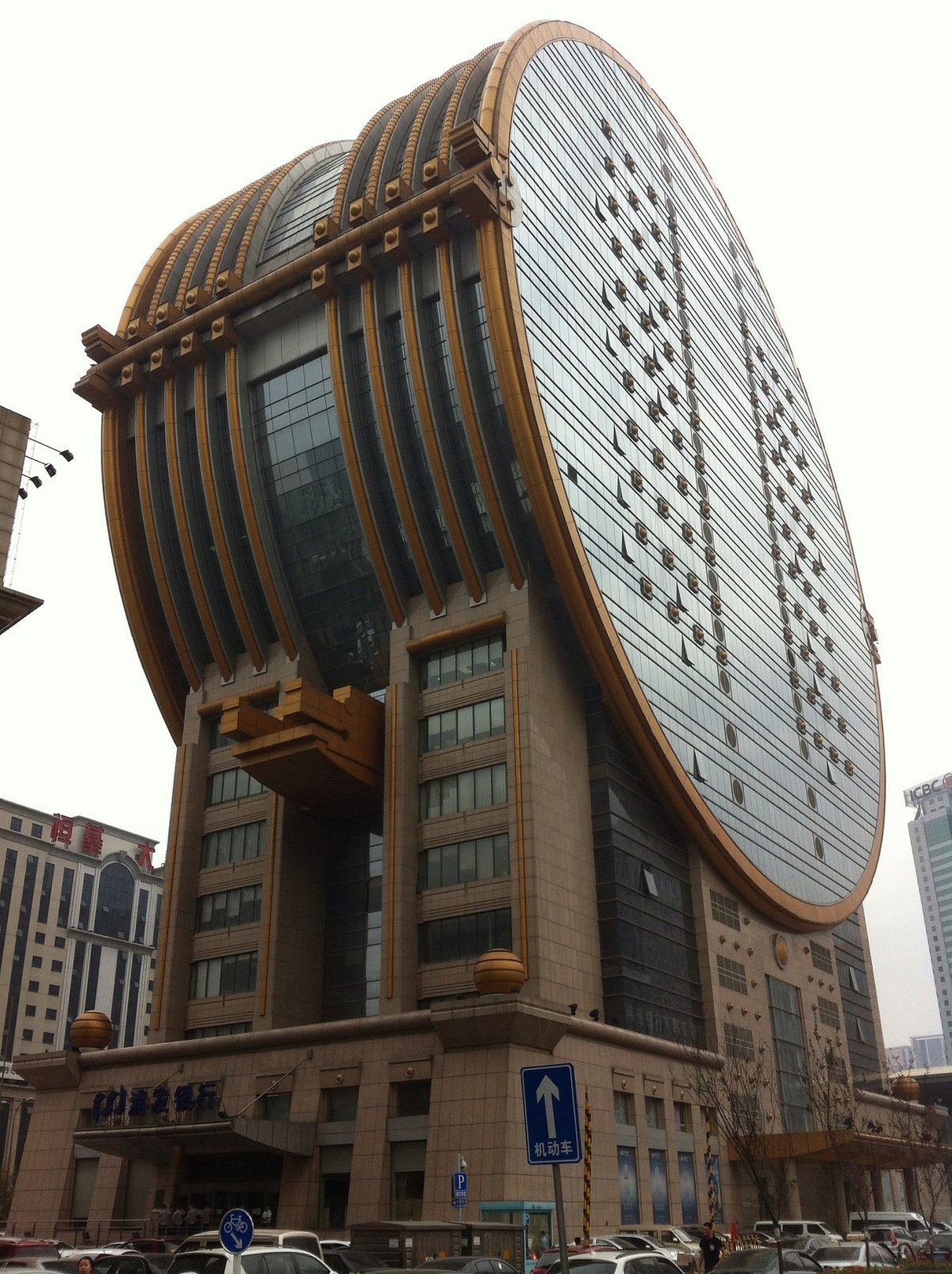 Fun building. Здание фан юань, Шэньян. Шэньян Китай архитектура. Офисное здание Fang Yuan в городе Шэньян. Здание театра Шэньян Китай.
