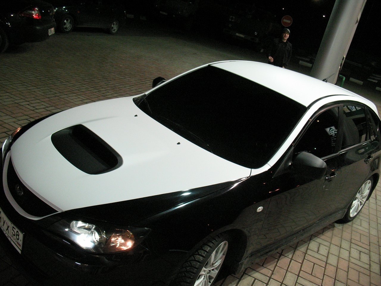Черно белый капот. Е90 белая карбоновая крыша. Черная крыша на белом авто. Белая машины с черной крышай. Белая машина с черной крышей.