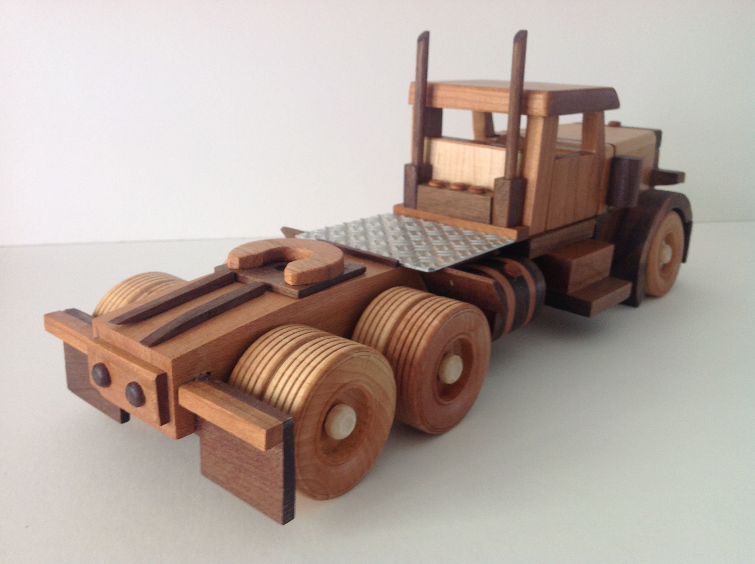Как собрать грузовик. Деревянные машинки. Грузовик из дерева. Деревянная игрушка "грузовик". Грузовик из дерева игрушка.