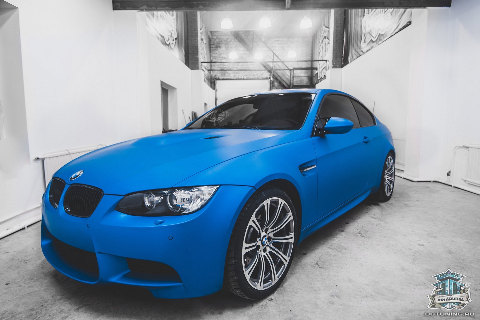 Цвет синий алюминий. BMW 7 2023 синяя матовая. BMW 3 синяя матовая. БМВ 38е синий матовый. Синяя БМВ В матовой пленке е 60.