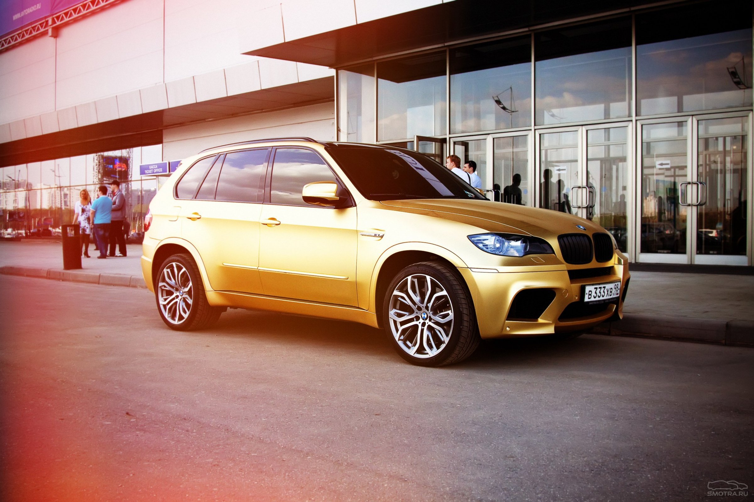 Золотая м5. BMW x5 Давидыча. BMW x5 Gold Edition. BMW x5m золотой. Машина Давидыча BMW x5m.