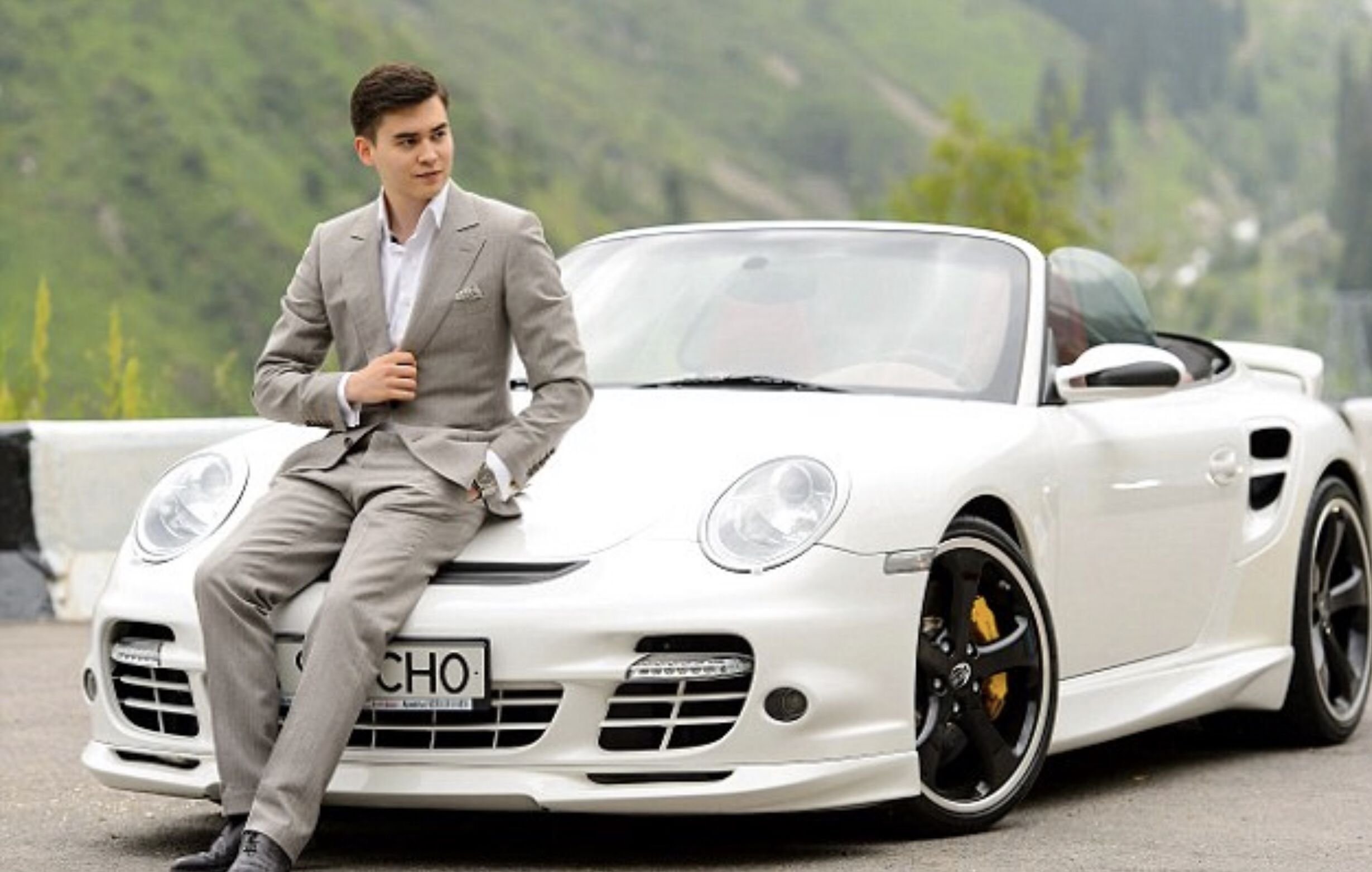 Реклама красавчик. Porsche 911 man. Мажор на Порше. Богатый парень. Красивый богатый мужчина.