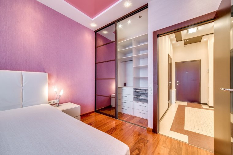 Угловая гардеробная в спальне