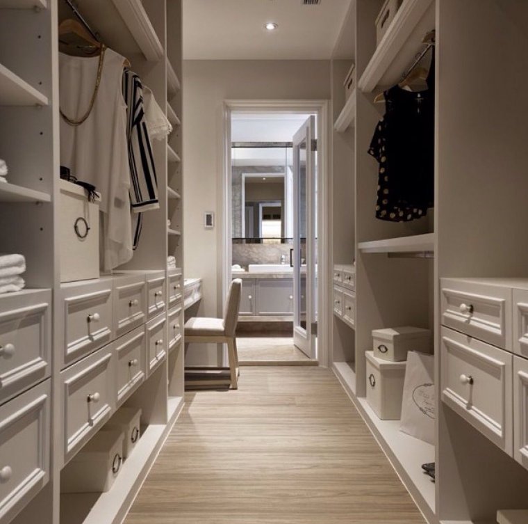 Гардеробная комната с зеркалом