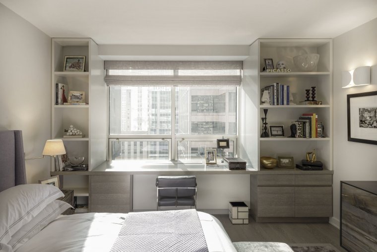 Рабочее место у окна в спальне