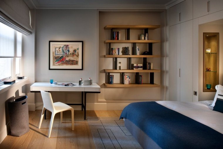 Рабочий стол в спальне