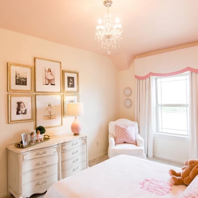 Интерьер спальни для пожилой женщины