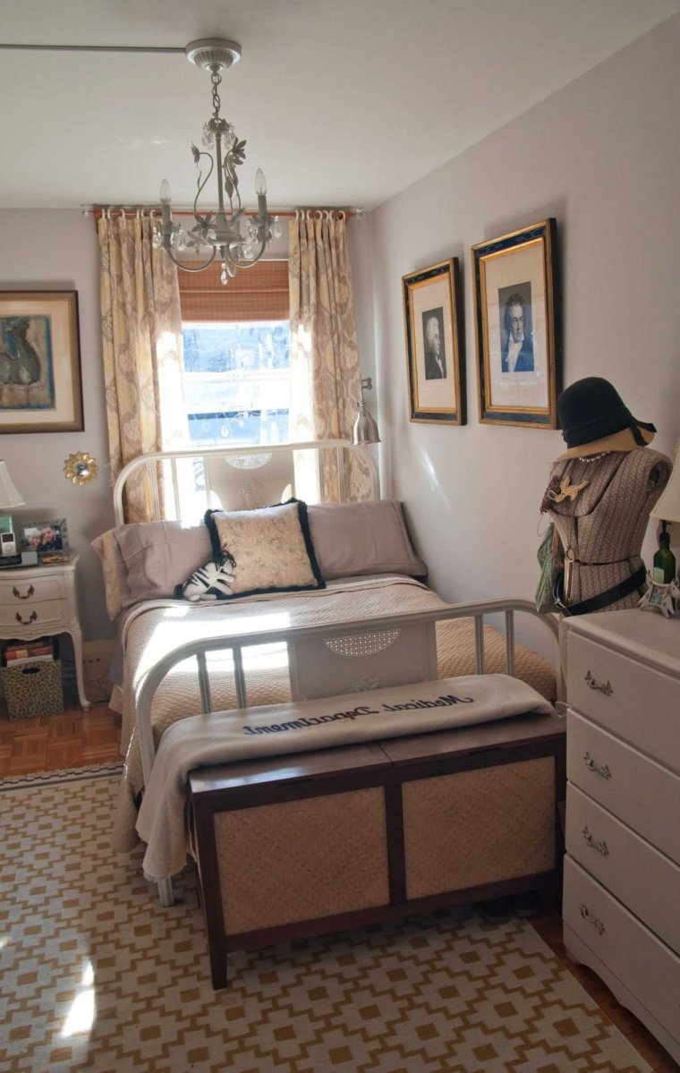 Классическая спальня для пожилых супругов