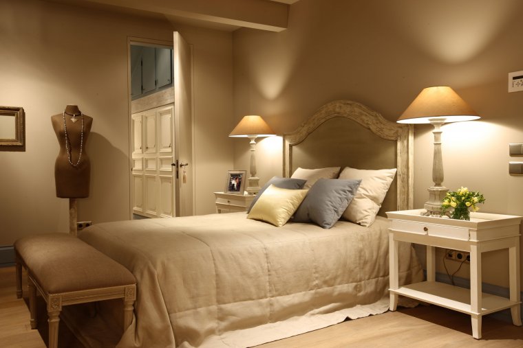 Интерьер спальни для пожилой женщины