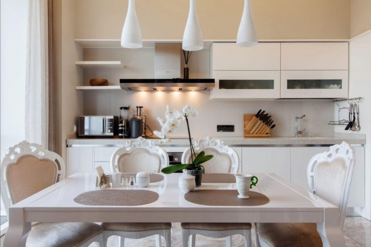 Полки рядом с вытяжкой на кухне