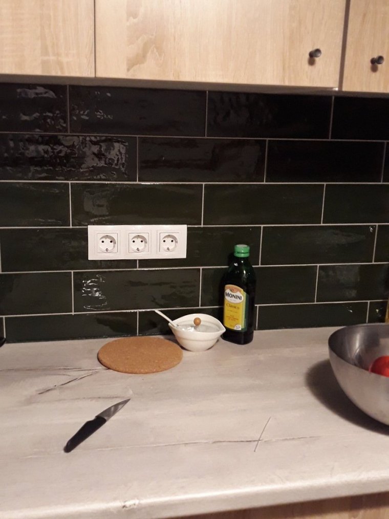 Черные розетки на фартуке кухни