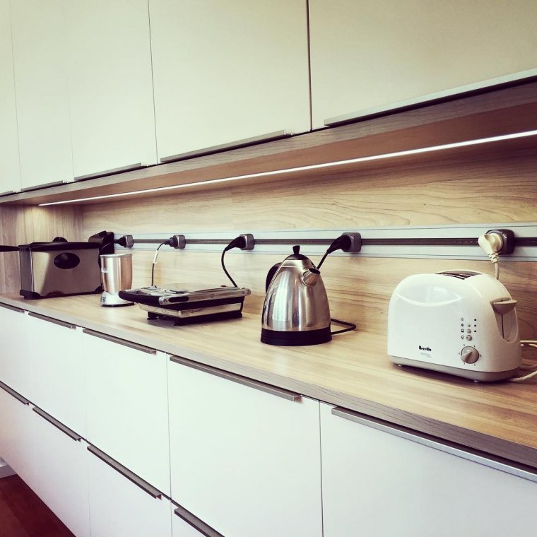 Розетки на фартуке кухни