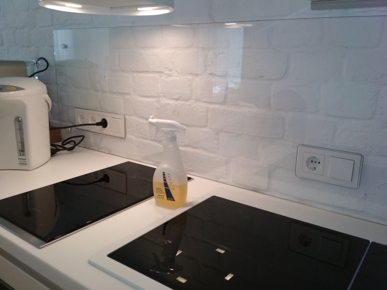 Стеклянный фартук белый кирпич