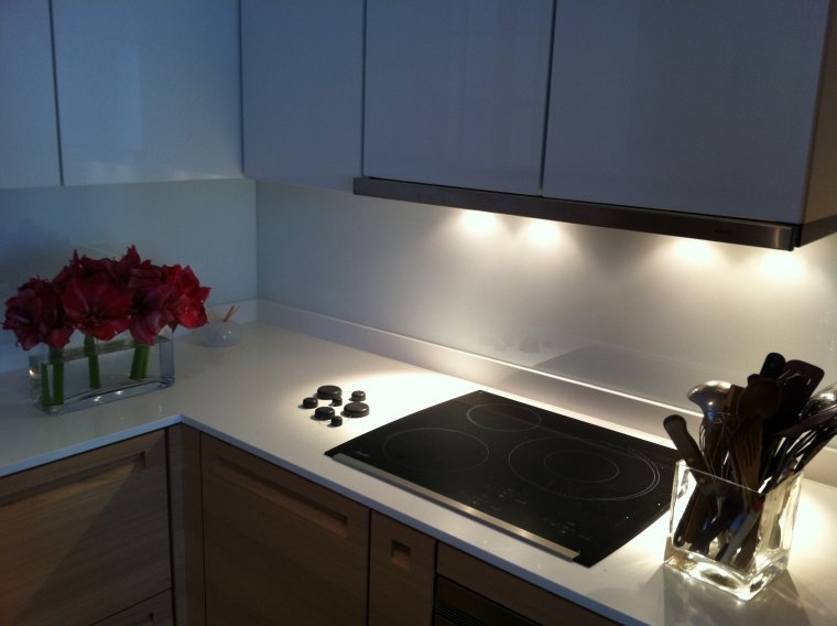 Розетки в стеклянном фартуке для кухни