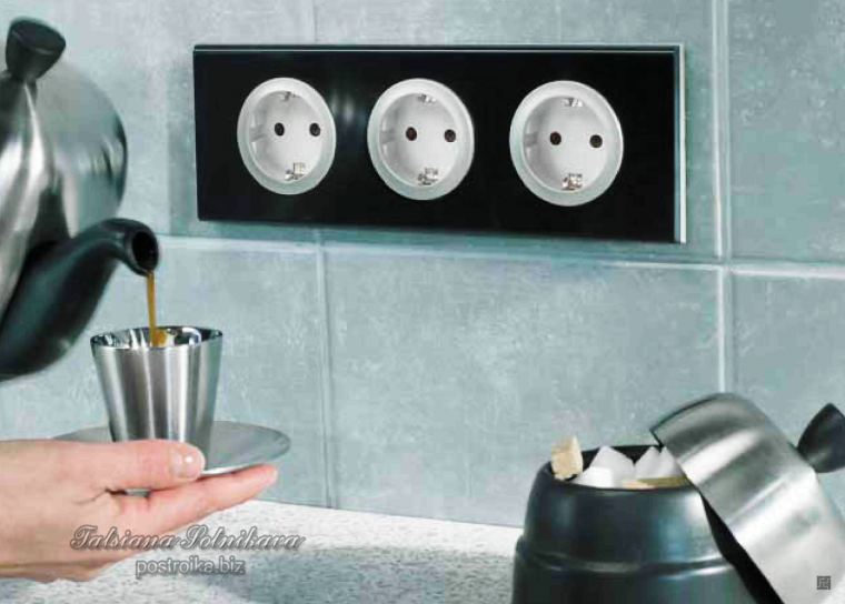 Розетки на фартуке кухни