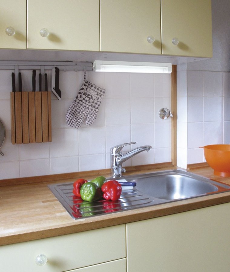 Светильник над мойкой на кухню