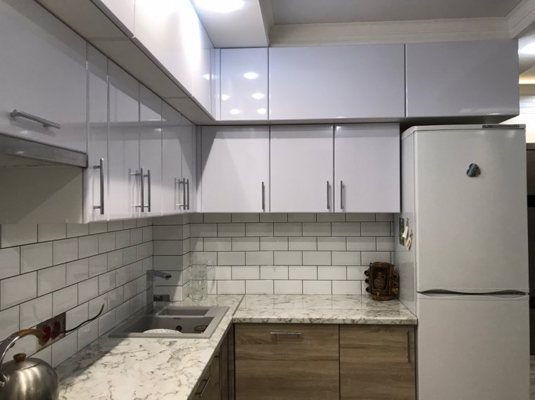 Цвет розеток на фартуке кухни