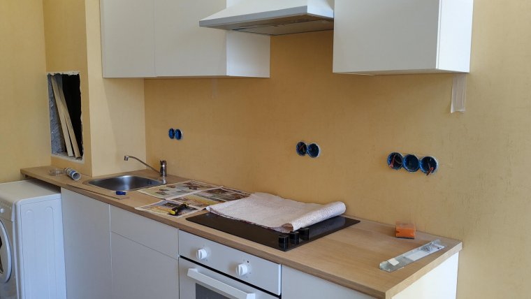 Розетки на фартуке кухни