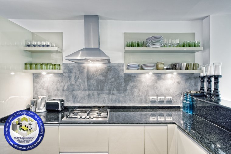 Стеклянный фартук для кухни под мрамор серый