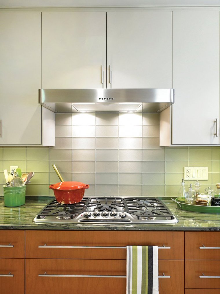 Розетки на фартуке кухни