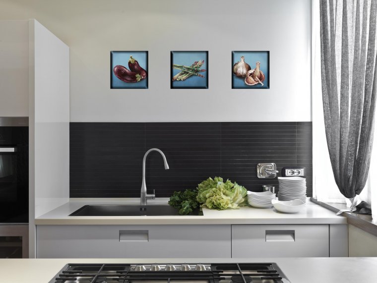 Черные розетки на белом фартуке