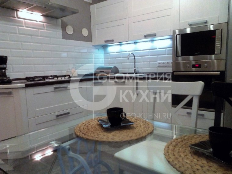 Черные розетки на белой кухне