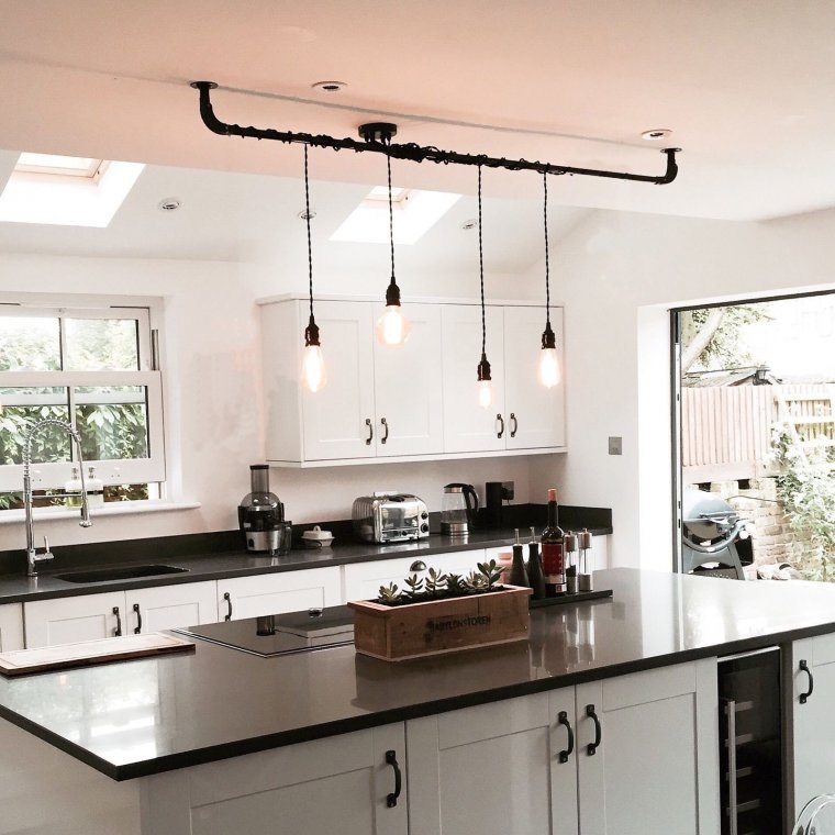 Светильники над кухонным гарнитуром