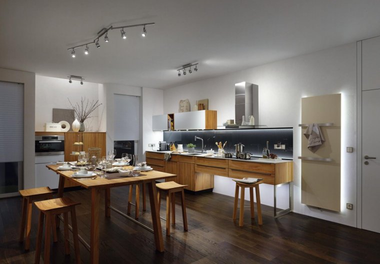 Трековые светильники на кухне