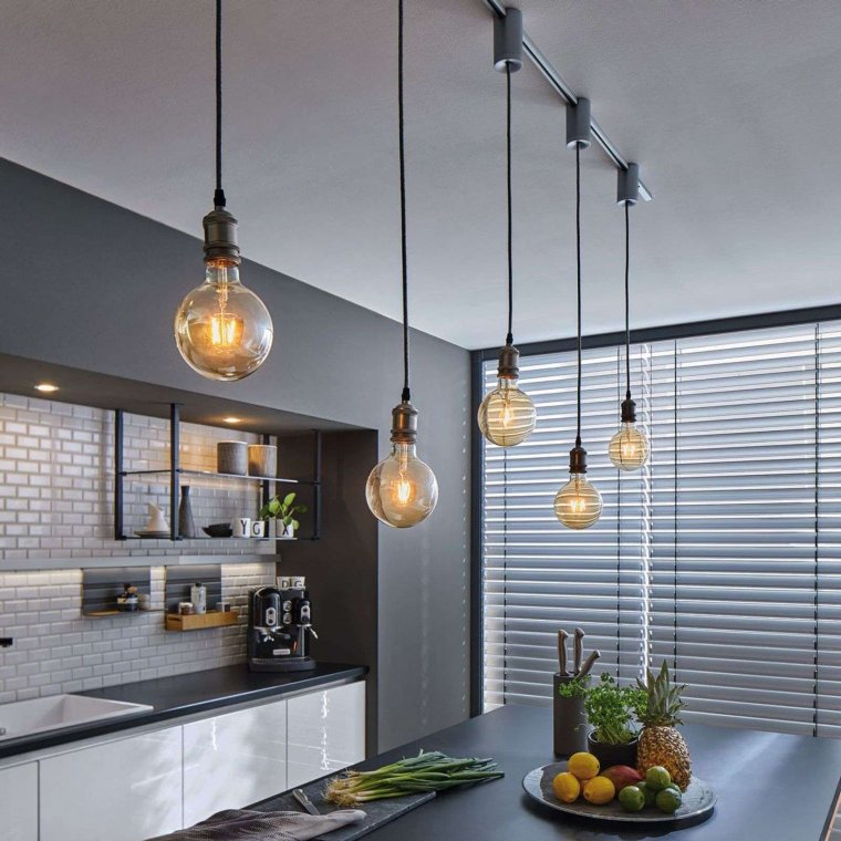 Трековые светильники в интерьере кухни