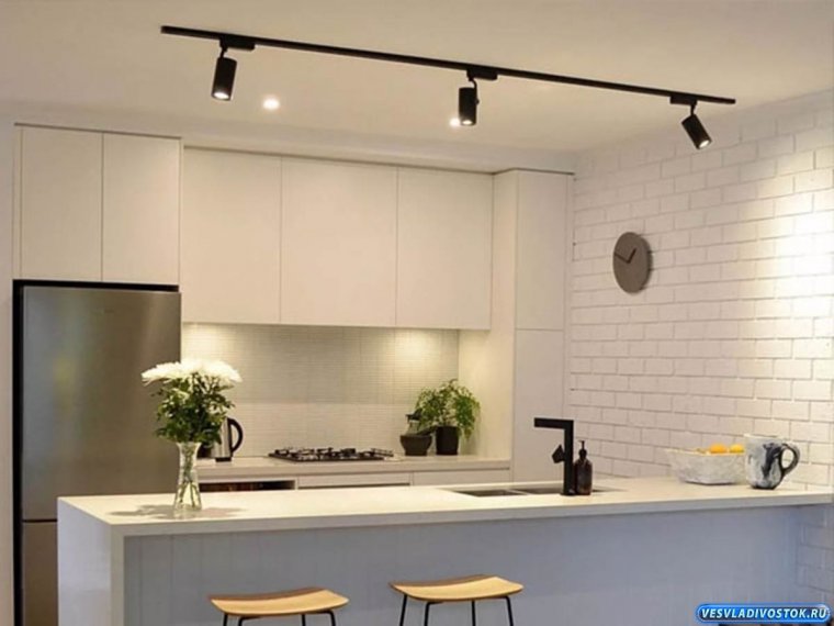 Трековые светильники в квартире студии