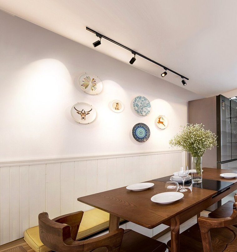Трековые светодиодные светильники в кухне-гостиной