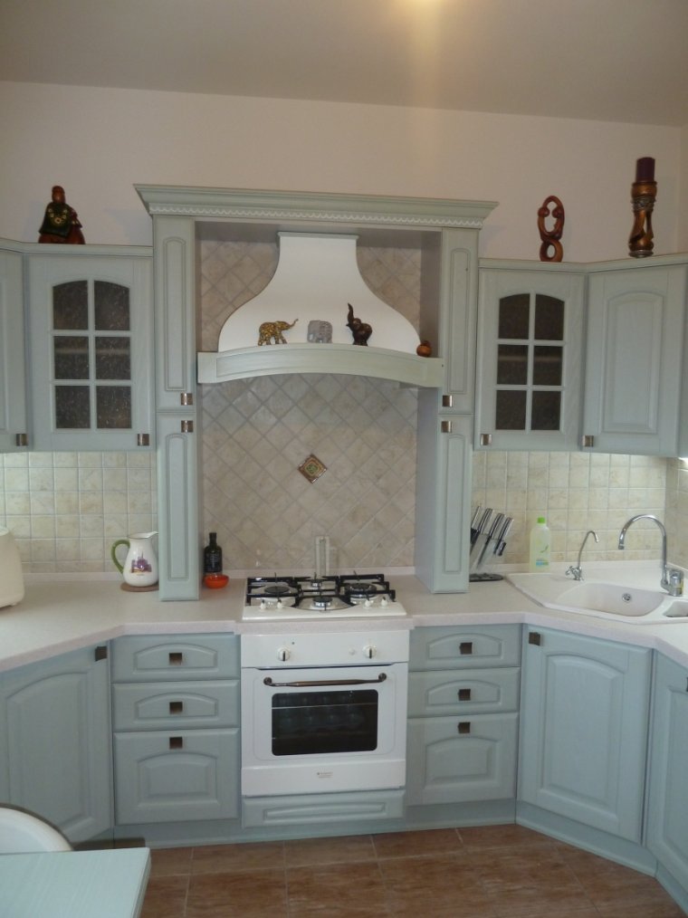 Кухни с угловой плитой и вытяжкой