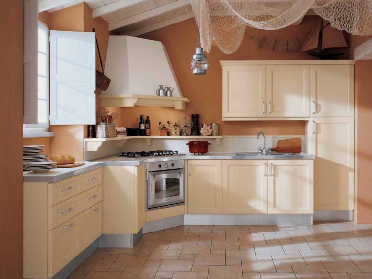 Бежевый кухонный гарнитур в интерьере