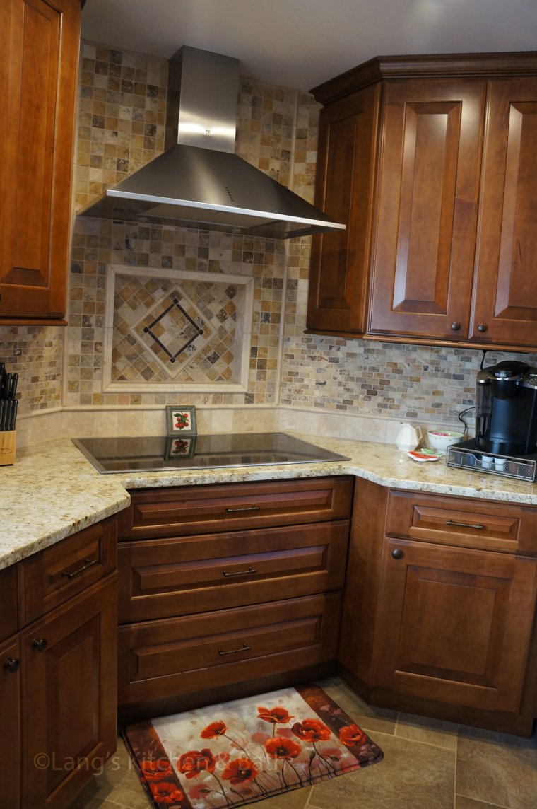 Угловая кухня с плитой в углу