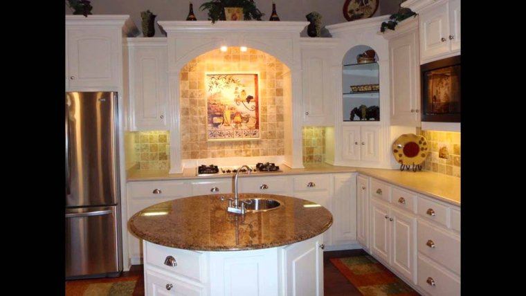 Маленькие кухни с угловой плитой и вытяжкой