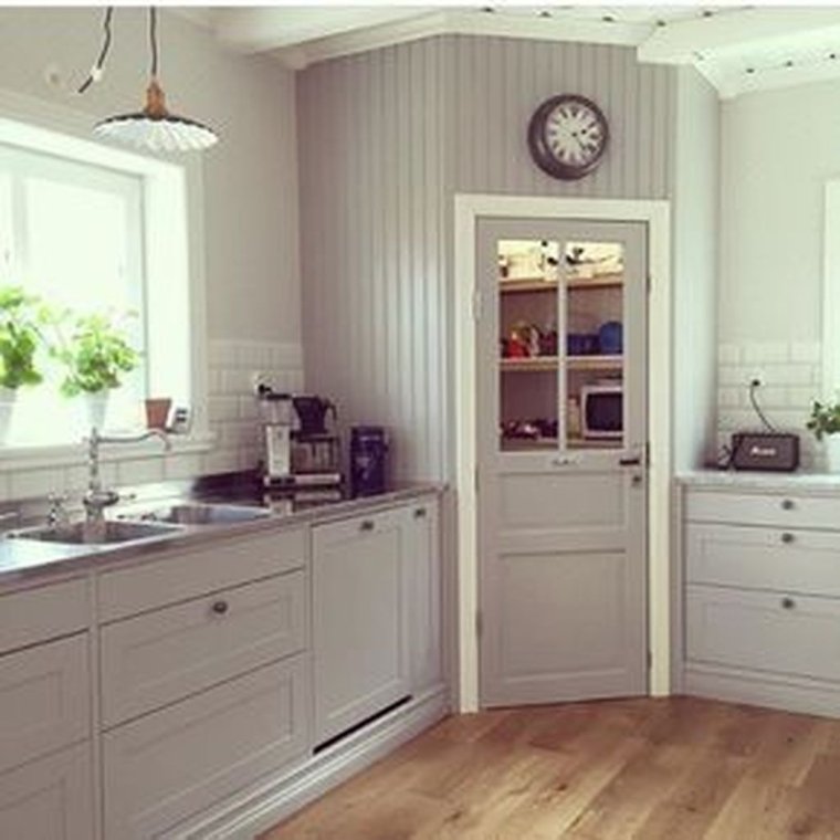 Угловая кладовка на кухне в частном доме