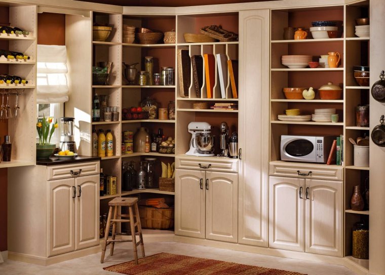 Кухня с кладовой диваном столом