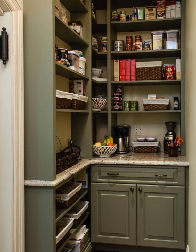 Небольшая кладовка на кухне